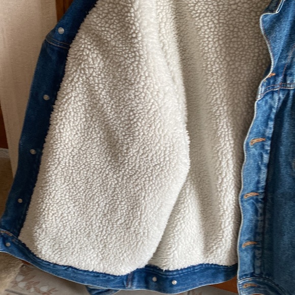 Blue jean jacket and the interior with a soft material. - Picture 4 of 4